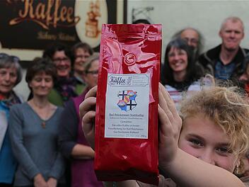Über den Bad Brückenauer Stadtkaffee informierte sich die Brückenauer Eine-Welt-Gruppe direkt beim Röster Rainer Bühner in Bad Neustadt-Brendlorenzen. Foto: Gerd Schaar