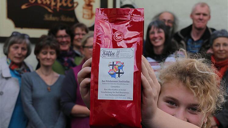 Über den Bad Brückenauer Stadtkaffee informierte sich die Brückenauer Eine-Welt-Gruppe direkt beim Röster Rainer Bühner in Bad Neustadt-Brendlorenzen. Foto: Gerd Schaar