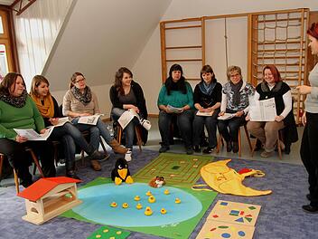 Referentin Stefanie Nöth (rechts) entführte die Erzieherinnen aus 5 Kindergärten erst einmal selbst in das Entenland und sicher werden sich bald auch die Buben und Mädchen in den Kindergärten über die Erlebnisse mit der Ente, dem Fuchs, dem Raben Ratemal und der Ente Oberschlau richtig freuen können. Foto: Günther Geiling