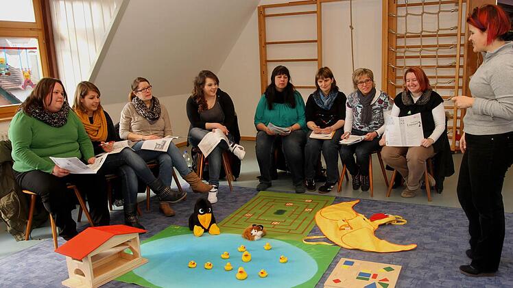 Referentin Stefanie Nöth (rechts) entführte die Erzieherinnen aus 5 Kindergärten erst einmal selbst in das Entenland und sicher werden sich bald auch die Buben und Mädchen in den Kindergärten über die Erlebnisse mit der Ente, dem Fuchs, dem Raben Ratemal und der Ente Oberschlau richtig freuen können. Foto: Günther Geiling