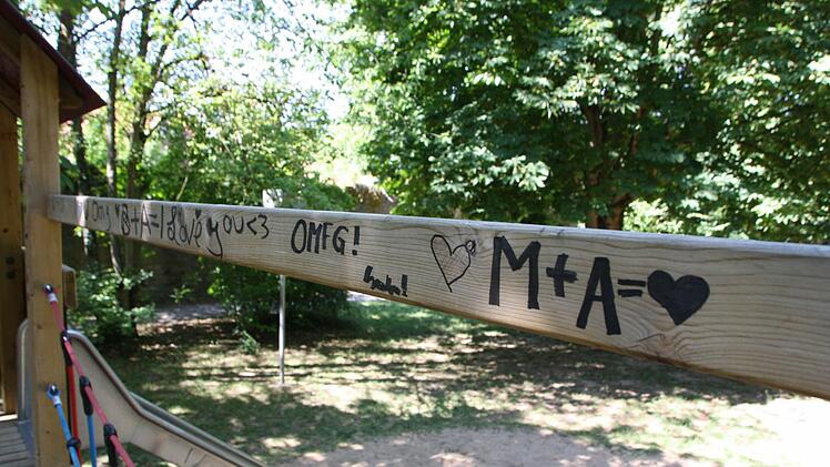 Leider sind viele Spielgeräte beschmiert. Foto: Ralf Ruppert