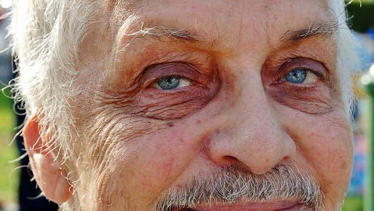 Nachbar Helmut Streit wünscht sich mehr Leben auf dem Begegnungsplatz Nord-Ost. Foto: Sigismund von Dobschütz