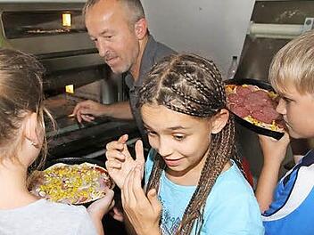 Pizzabäcker Günter Ehret zeigte den Kindern, wie in seiner Pizzeria gearbeitet wird. Foto: Mathias Erlwein
