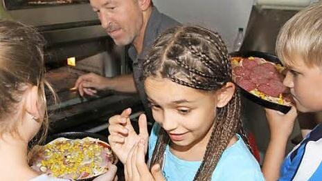 Pizzabäcker Günter Ehret zeigte den Kindern, wie in seiner Pizzeria gearbeitet wird. Foto: Mathias Erlwein