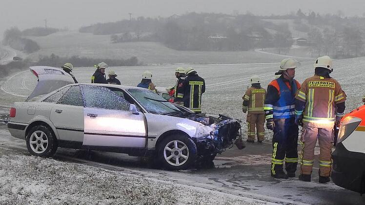 Der Audi des Unfallverursachers blieb nach dem Unfall bei Königsberg auf der Straße stehen.
