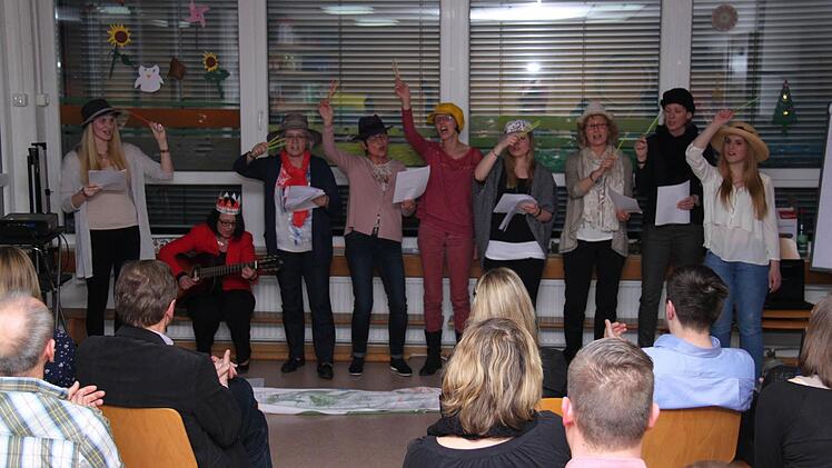 Ein Lied haben die Erzieherinnen für den ausscheidenden Vorstand gedichtet. Foto: Martina Straub