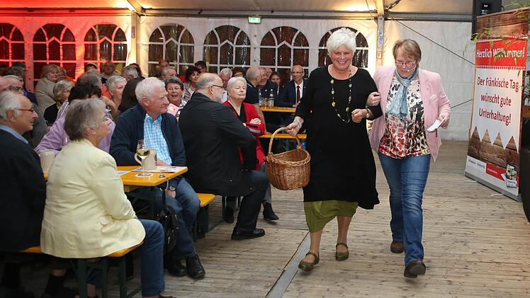 Anette Schreiber begleitet Resl Dotterweich auf die Bühne. Foto: RiegerPress