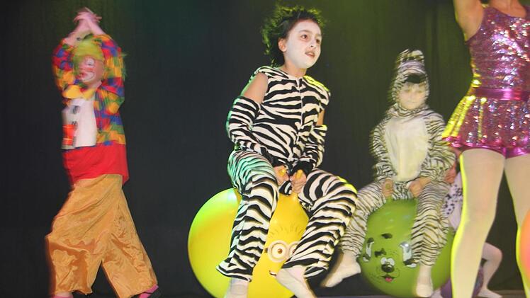 Sketche, Garden und allerlei Kurzweil  und Tanzeinlagen gab's beim Kinderbüttenabend.Veronika Schadeck