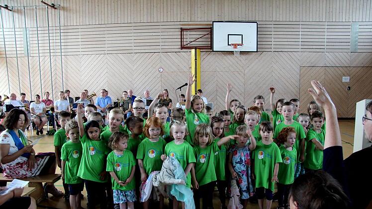 Am Gottesdienst wirkten auch die Kinder mit.  Foto: Richard Sänger