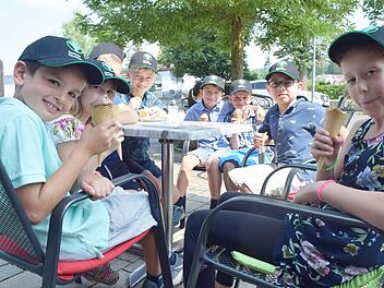 Belohnung für herausragende Leistungen: Mit der neuen Mütze auf dem Kopf lassen sich die Schüler der 2b ihr Eis schmecken. Foto: Daniela Pondelicek