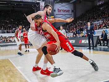 Nach der Pause drehte Augustine Rubit (mit Ball, hier gegen Stefan Bircevic) auf und war mit 17 Punkten und acht Rebounds der effektivste Bamberger. Foto: Daniel Lob