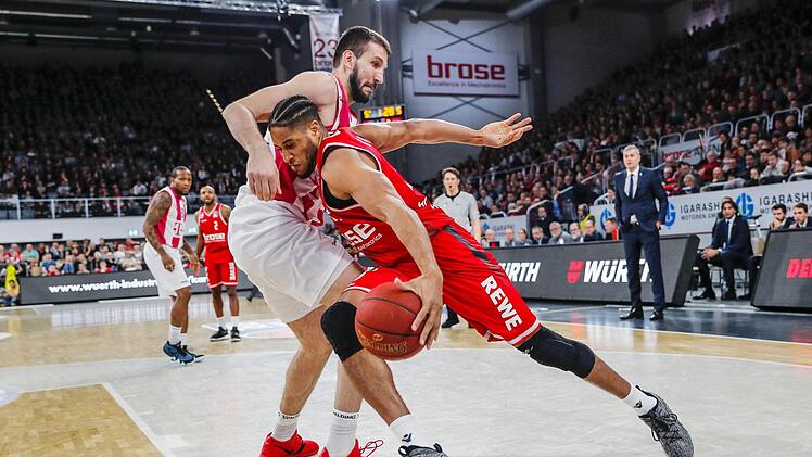 Nach der Pause drehte Augustine Rubit (mit Ball, hier gegen Stefan Bircevic) auf und war mit 17 Punkten und acht Rebounds der effektivste Bamberger. Foto: Daniel Lob
