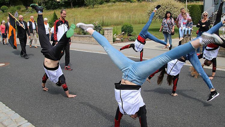 urnerinnen und Turner des TSV 1862 Stadtlauringen zeigten auf offener  Straße, wie gut sie im Radschlagen sind. Die Zuschauer waren begeistert.  Foto: Dieter Britz