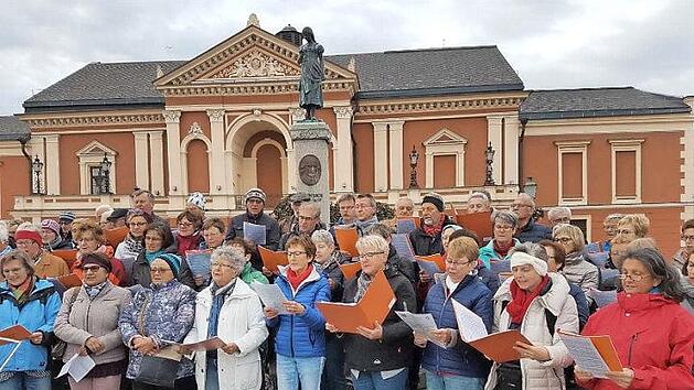 Der Akademiechor singt vor dem Denkmal für den Dichter Simon Dach, dem Schöpfer des "Ännchen von Tharau".  Foto: privat