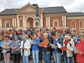 Der Akademiechor singt vor dem Denkmal für den Dichter Simon Dach, dem Schöpfer des "Ännchen von Tharau".  Foto: privat