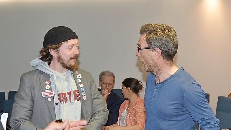 Zwei Neue im Stadtrat: Nicolai Schaufler von der Satirepartei "Die Partei" (links) spricht am Wahlabend im Sitzungssaal mit Marc Deavin von den Grünen.  Foto: Bernhard Panzer
