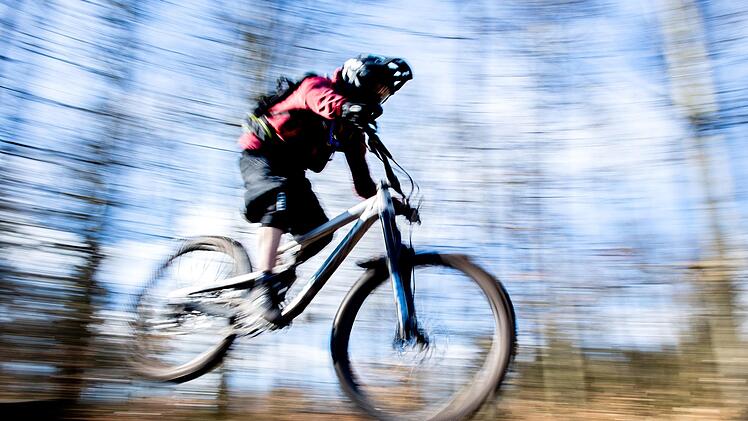 Eine Diskussion um die Mountainbike-Strecke im Bereich der Mettermich entwickelte sich  im Gemeinderat. Symbolbild: Hauke-Christian Dittrich/dpa
