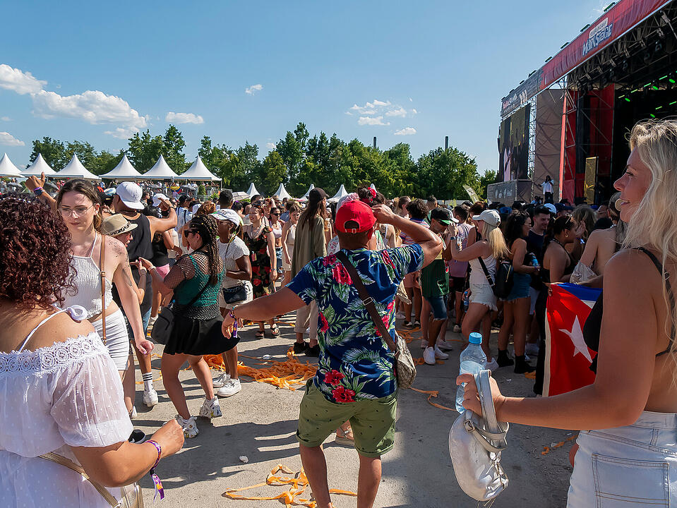 Mit internationalen und nationalen Live-Acts!
