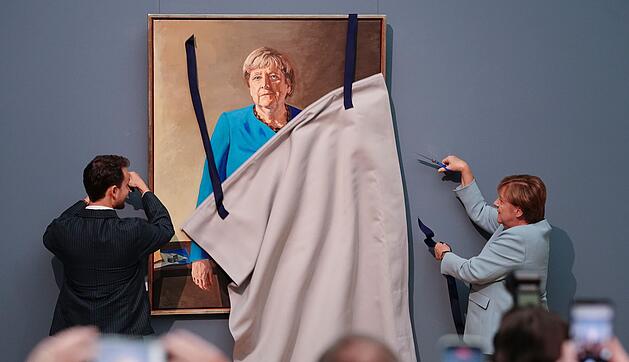 Pr&auml;sentation von Portr&auml;t von Ex-Kanzlerin Merkel