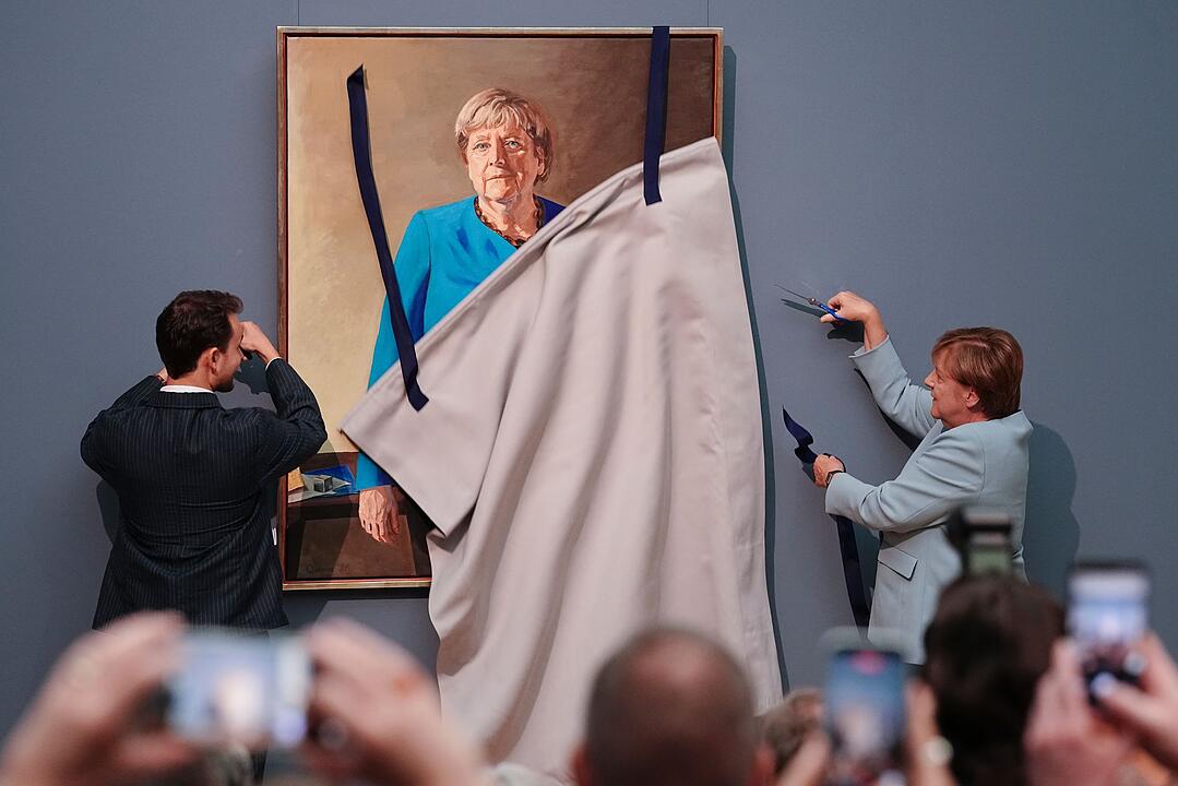Pr&auml;sentation von Portr&auml;t von Ex-Kanzlerin Merkel