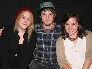 Die drei Finalisten des Poetry Slams: (von links) Luise Frenzel, Favorit Ben Bögelein und die spätere Siegerin Mimi Meister. Foto: Sonja Adam