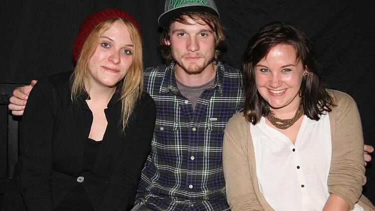 Die drei Finalisten des Poetry Slams: (von links) Luise Frenzel, Favorit Ben Bögelein und die spätere Siegerin Mimi Meister. Foto: Sonja Adam