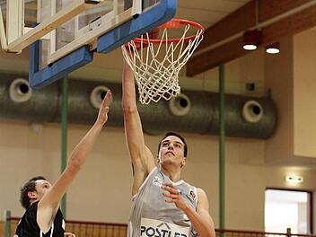 Daniel Keppeler (r.), hier beim Dunking, ist eines der vielen Talente aus dem Jugendprogramm der Brose Baskets. Foto: sportpress