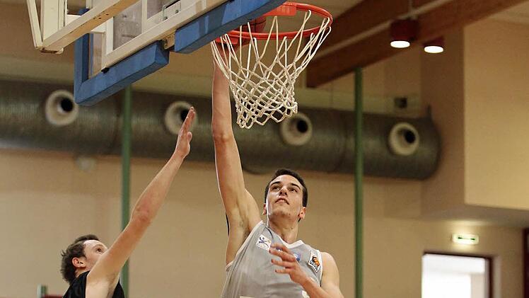 Daniel Keppeler (r.), hier beim Dunking, ist eines der vielen Talente aus dem Jugendprogramm der Brose Baskets. Foto: sportpress