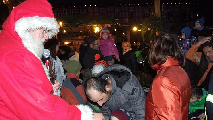 Viel Aufregung kam bei den jüngeren Besuchern des Marktes auf als am späten Nachmittag ein großer Nikolaus den Markt besuchte und die Kinder beschenkte