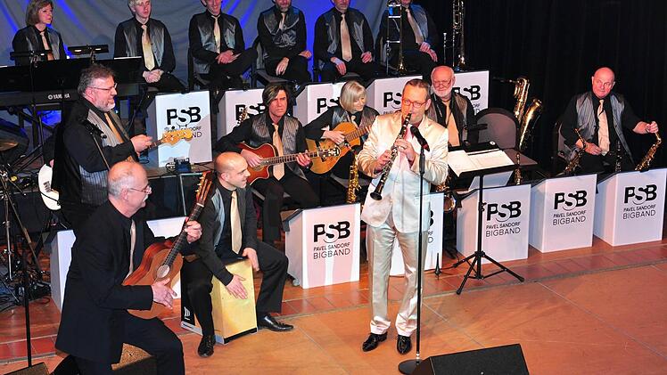 Volker Heißmann, der mit der Pavel-Sandorf Bigband und drei Sängerinnen auftrat, ist auch ein guter Musiker. Foto: Langer