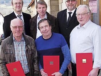 Ehrungen beim SPD-Ortsverein Thonberg. Im Bild (vorne, von links) Karl Fößel, Gerhard Welscher und Karlheinz Müller sowie (hintere Reihe, von links) Kreisvorsitzender Ralf Pohl, Vorsitzender Herbert Michalek und Bürgermeister Egon Herrmann. Foto: Dieter Wolf