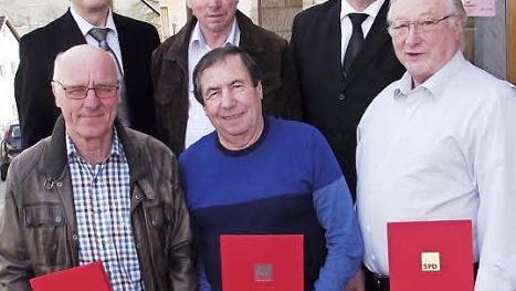 Ehrungen beim SPD-Ortsverein Thonberg. Im Bild (vorne, von links) Karl Fößel, Gerhard Welscher und Karlheinz Müller sowie (hintere Reihe, von links) Kreisvorsitzender Ralf Pohl, Vorsitzender Herbert Michalek und Bürgermeister Egon Herrmann. Foto: Dieter Wolf