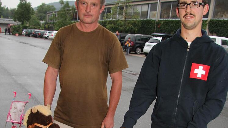 Stefan und Jochen Zinsmeister haben ein Schaukelpferd, ein Hüpfpferd und andere Spielsachen dabei. "Die Kinder brauchen was zum Spielen", finden sie. Foto: Sonja Adam