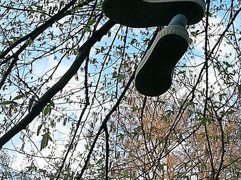 Okay, da hängen sie, die Schuhe. Und was jetzt?  Foto: Sabine Christofzik