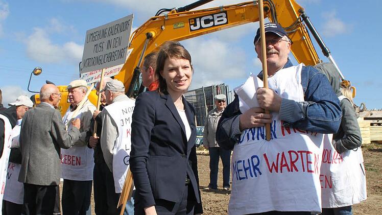 Bundestagsabgeordnete Emmi Zeulner (CSU) hat ein offenes Ohr für die Kauerndorfer, kann aber auch keine schnelle Lösung anbieten.  Foto: Sonny Adam