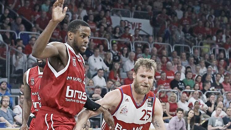 Darius Miller (l.) verteidigt gegen Anton Gavel.