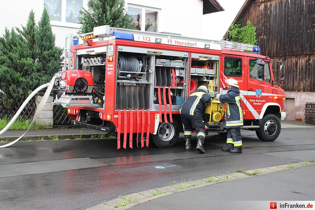 Blitz schlägt in Dachstuhl von Einfamilienhaus ein