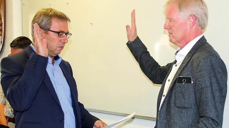 Zu Beginn der Sitzung vereidigte Bürgermeister Wolfgang Bauersachs (BfB) am Montag Nachrücker Günter Tschech als neuen Gemeinderat. Tschech ersetzt in der ÜPWG-Fraktion Guido Seeger, der auf eigenen Wunsch im Mai 2016 ausgeschieden war. Foto: Bettina Knauth