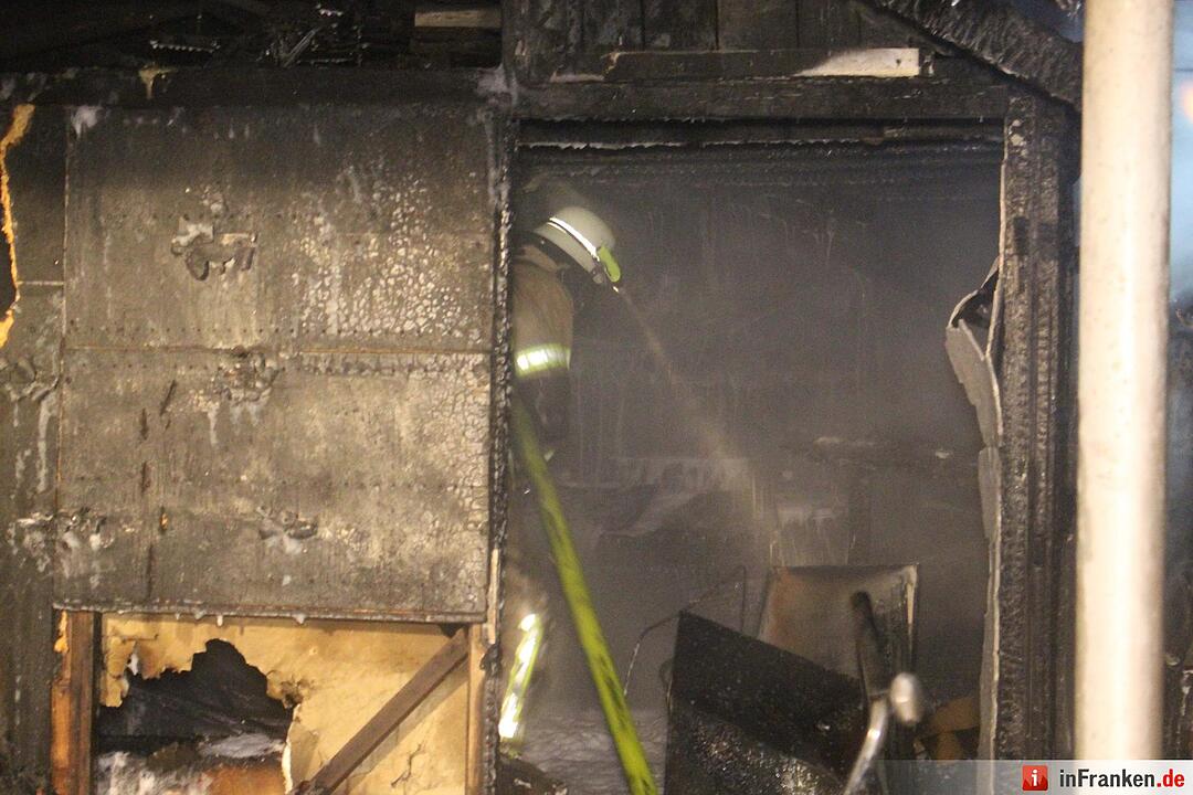 Zwei Gartenhäuser brennen in Bayreuth nieder