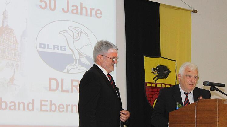 Der Ehrenpräsident der DLRG in Bayern, Günther Kolb (rechts), ist stolz darauf, fünf verdiente Mitglieder der Ortsgruppe Ebern mit den höchsten Auszeichnungen ehren zu können.