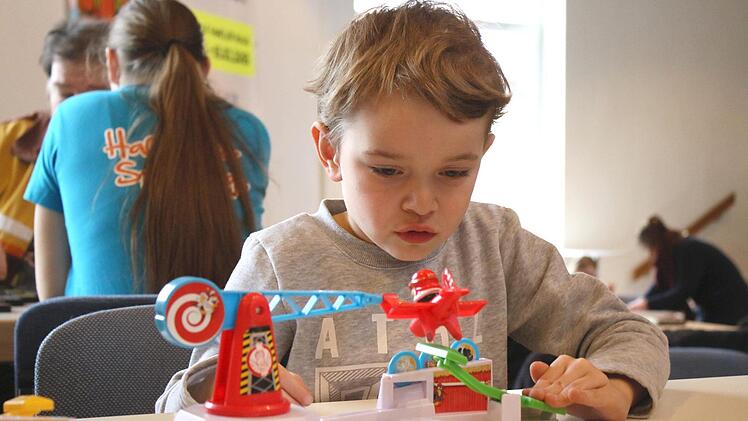 Konzentration bei "Looping Louie": Maxi (6) aus Königsberg.