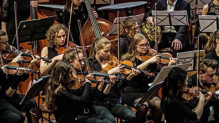 Das Jugendsymphonieorchester Oberfranken unter Leitung von Till Fabian Weser beeindruckte das Publikum im Coburger Kongresshaus mit begeisterndem Musizieren.Foto: Jochen Berger