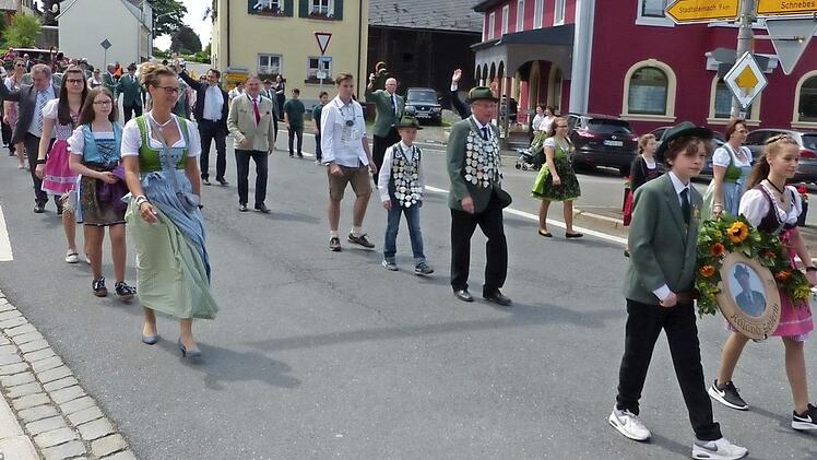 Bei herrlichem Sonnenschein schritt die Schützengesellschaft Presseck zusammen mit den anderen fünf Gesellschaften und Schützenvereinen unter den Klängen der "Original fränkischen Trachtenkapelle Stadtsteinach" zum Festplatz am Schützenhaus. Fotos: Klaus-Peter Wulf
