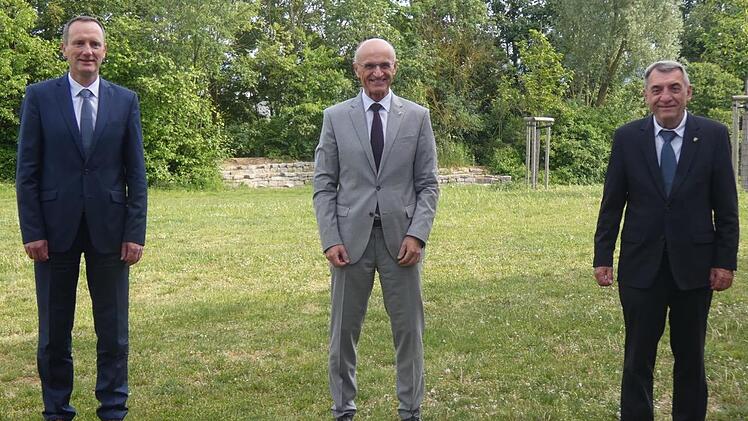 Landrat Wilhelm Schneider (Mitte) mit seinen beiden Stellvertretern Michael Ziegler (links) und Oskar Ebert