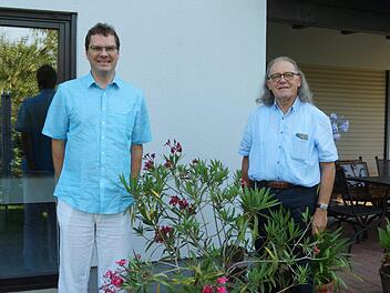 Sven Steinbach (links) löst Wolfgang Russ als Vorsitzender der Kissinger Sängervereinigung ab       Foto: Margot Russ