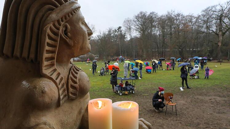 Die Pfarreien St. Martin und St. Josef gestalteten im Hain auf der Wiese beim Musikpavillon  mehrere Open-Air-Gottesdienste an Weihnachten.  Foto: Barbara Herbst