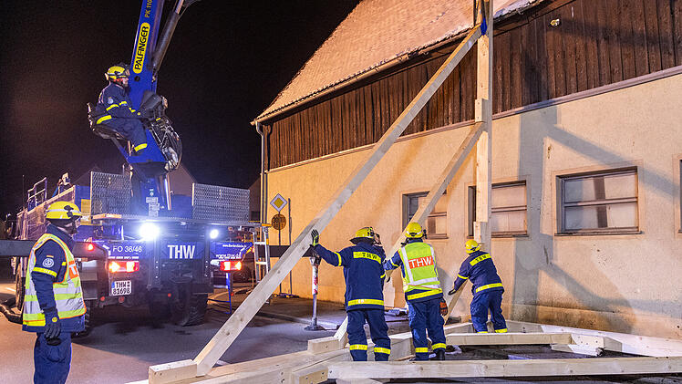 Effeltrich: Scheune droht einzustürzen - Feuerwehr und THW mit Großaufgebot vor Ort