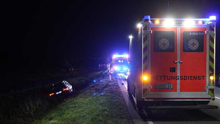 Auto kam auf Gegenfahrbahn: Drei Personen verletzt