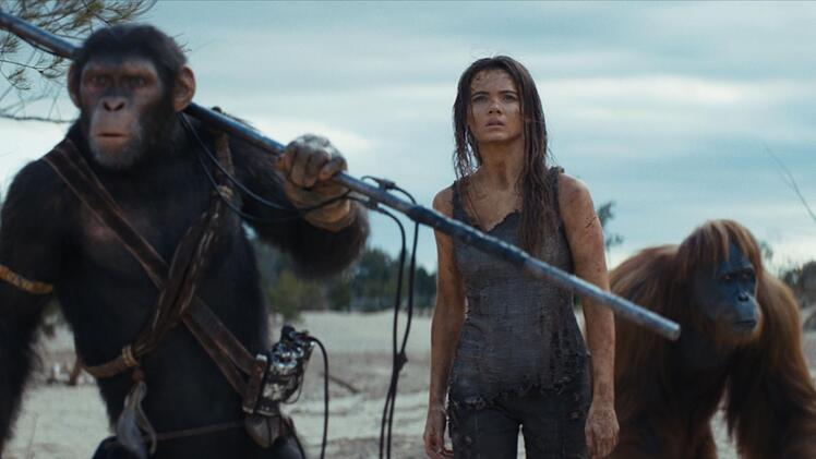 Als Mensch ist Mae (Freya Allan) in "Planet der Affen: New Kingdom" in keiner guten Position.