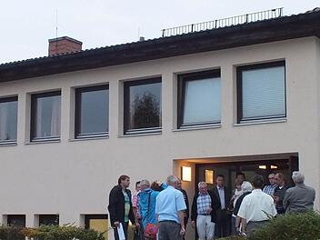 Vom Zustand der Henneberg-Halle in Steinach und der Notwendigkeit, sie zu sanieren, überzeugte sich der Bad Bockleter Gemeinderat in einer Ortsbesichtigung.  Foto: Björn Hein